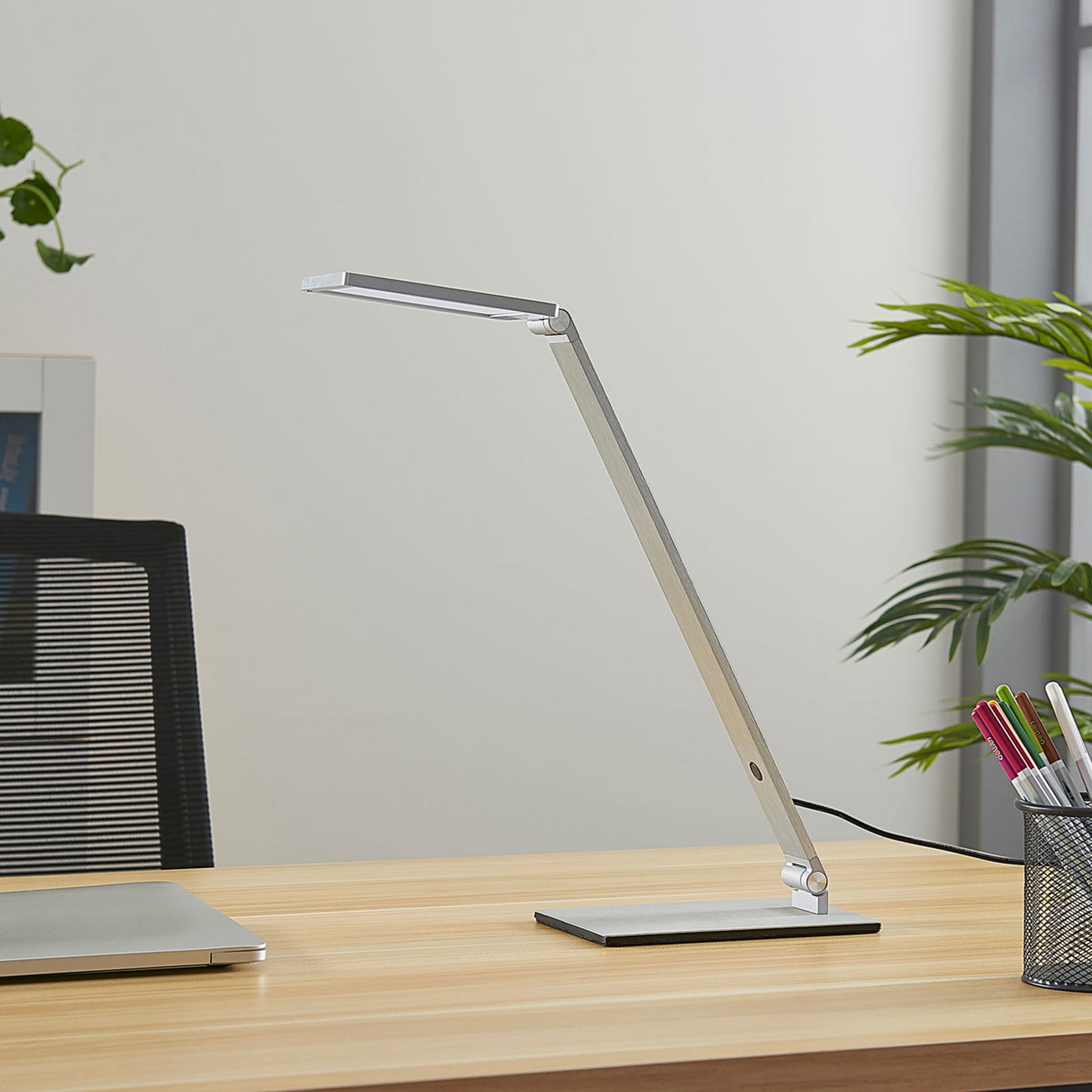 LED skrivebordslampe Resi justerbare ledd og bryter detalj