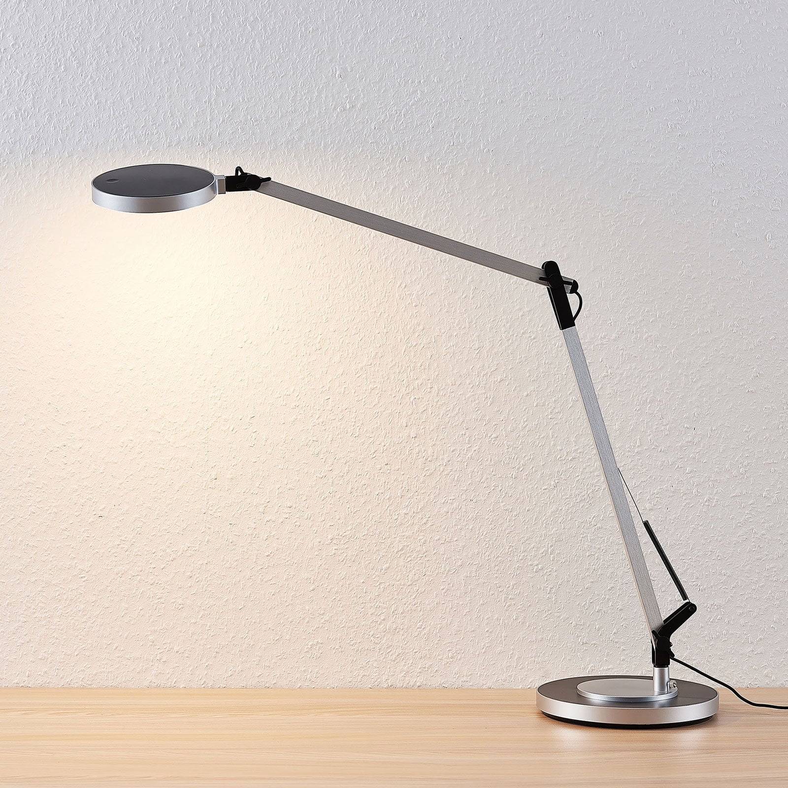 Detalj av LED skrivebordslampe Rilana dimbar justerbar sølv 10W