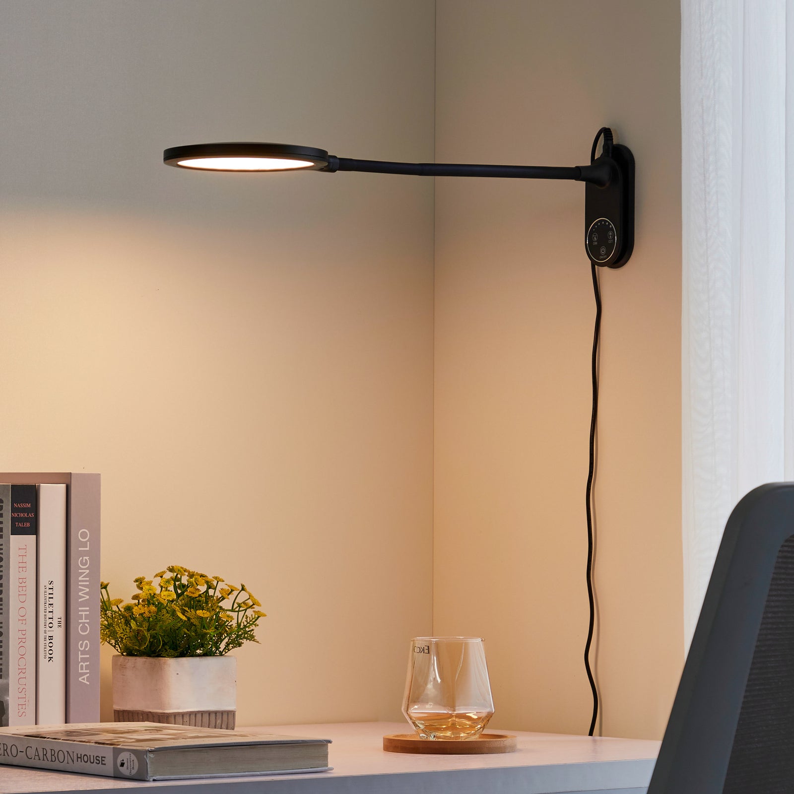 LED skrivebordslampe Valtaria svart CCT dimbar 38 cm bakside