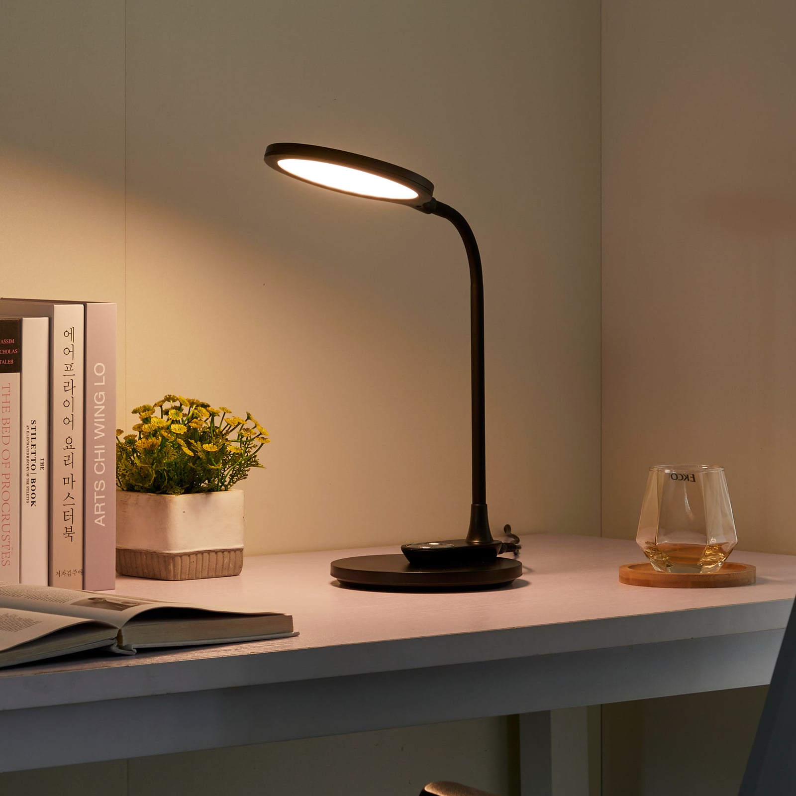 LED skrivebordslampe Valtaria svart CCT dimbar 38 cm forfra