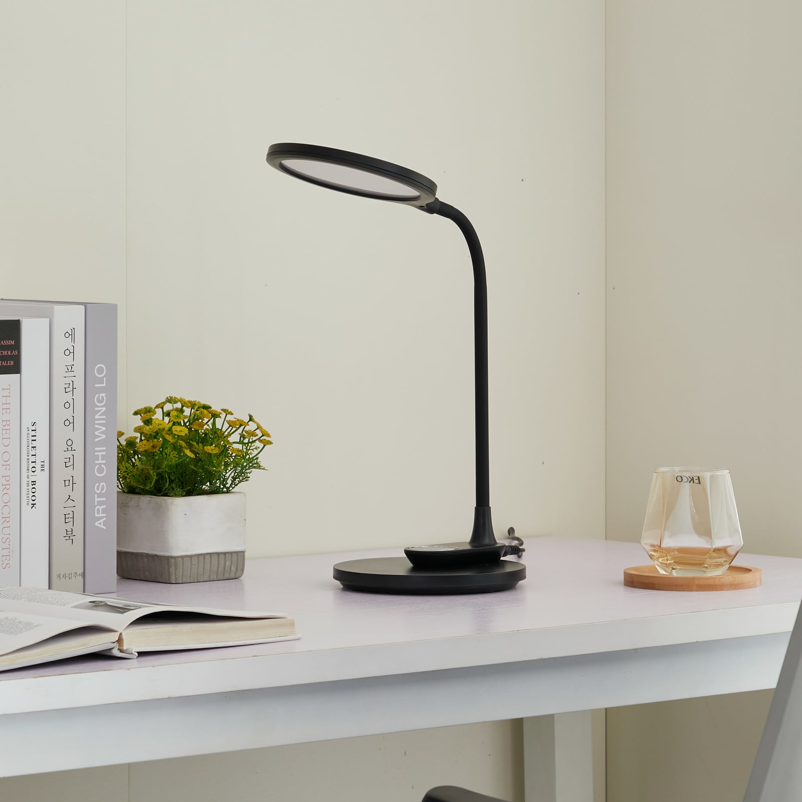 LED skrivebordslampe Valtaria svart CCT dimbar 38 cm detalj av touch-bryter
