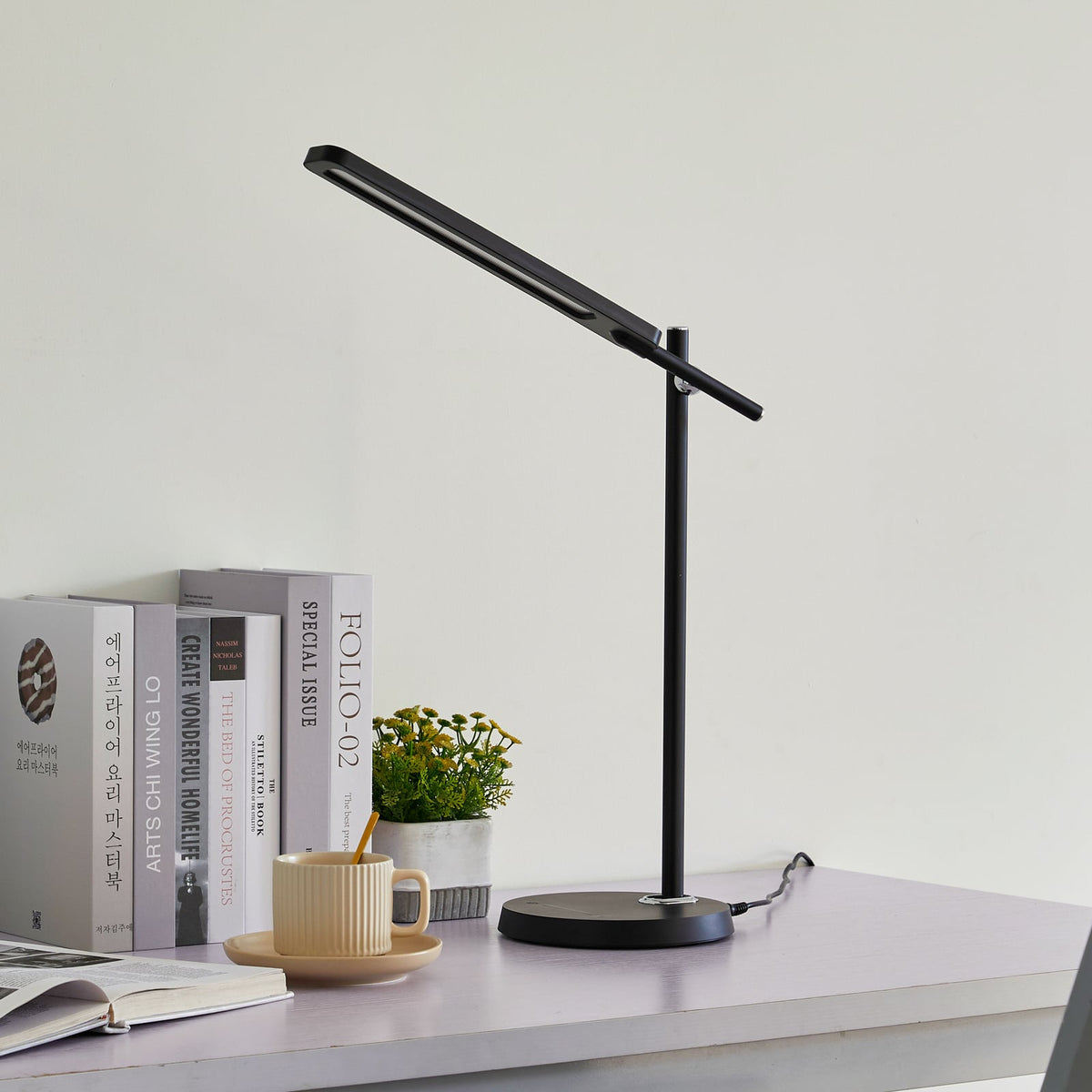 LED skrivebordslampe Valtorin dimbar svart bakside