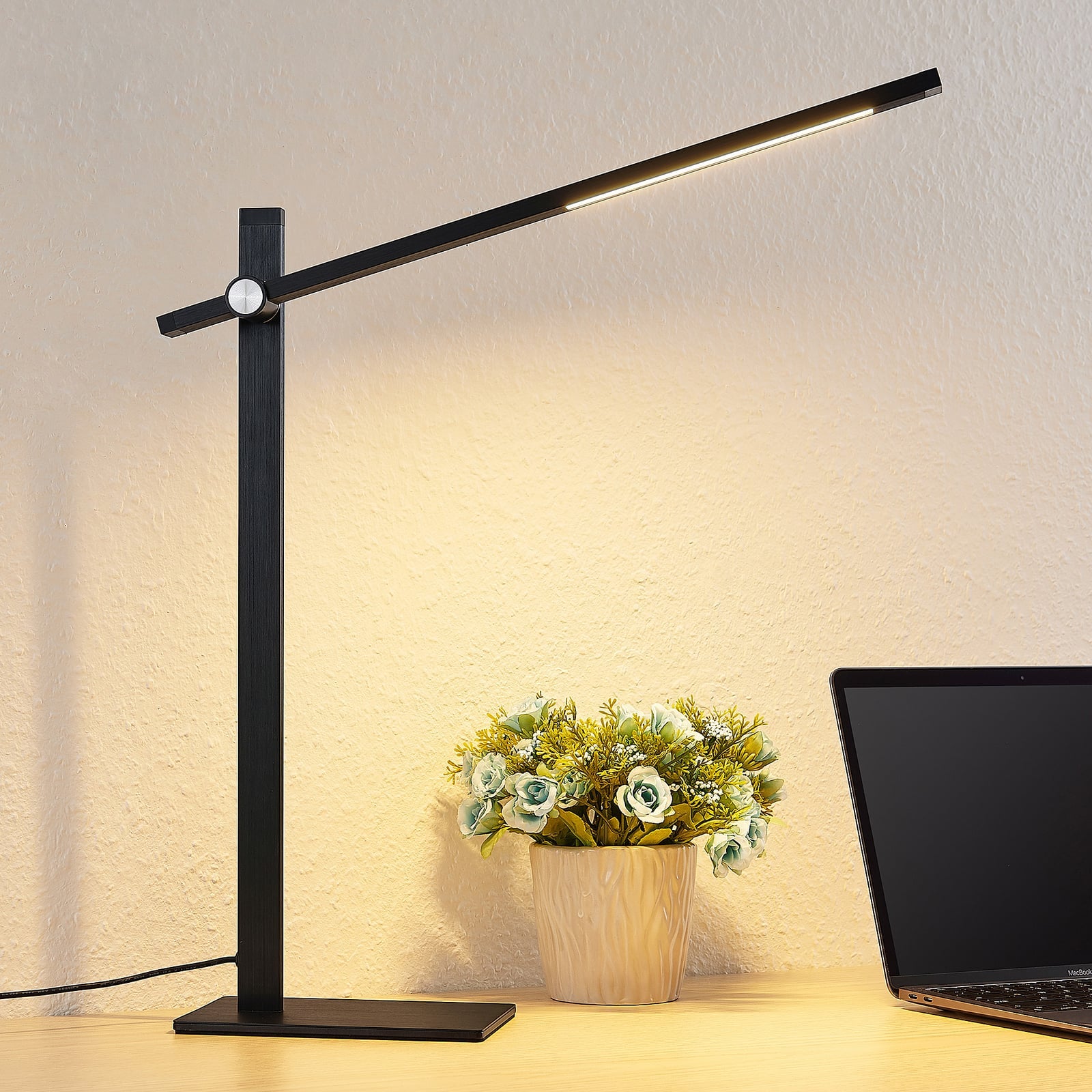 LED skrivebordslampe Wasko dimbar svart metall 8W forfra