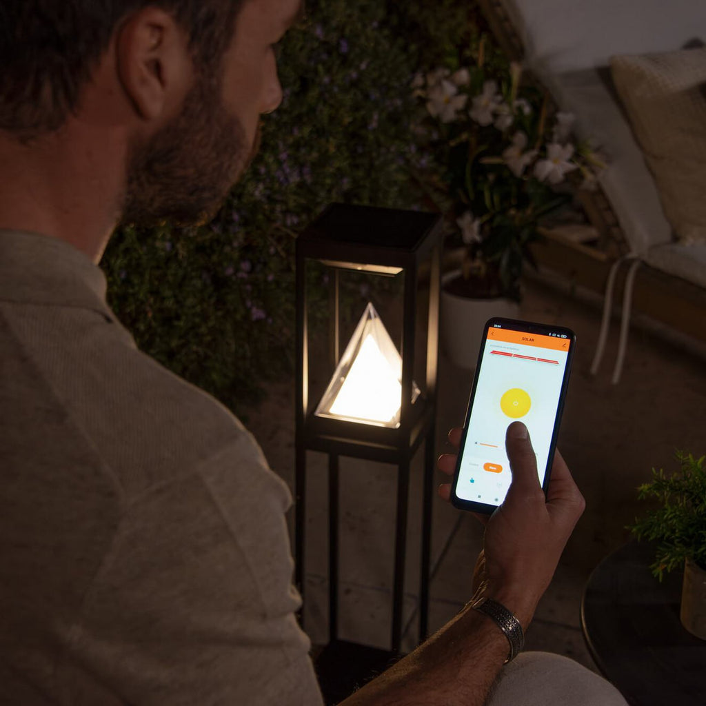 LED solar sti-lampe ALPS med bevegelsessensor svart IP44 med lys på