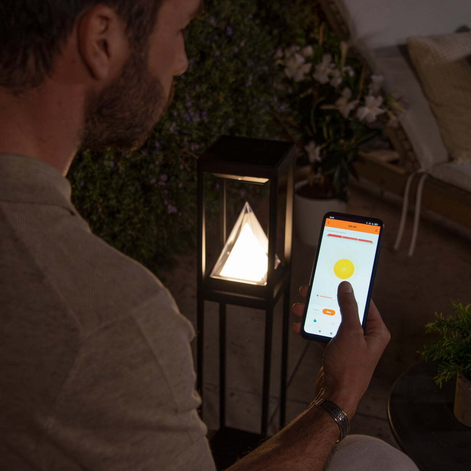 LED solar sti-lampe ALPS med bevegelsessensor svart IP44 med lys på