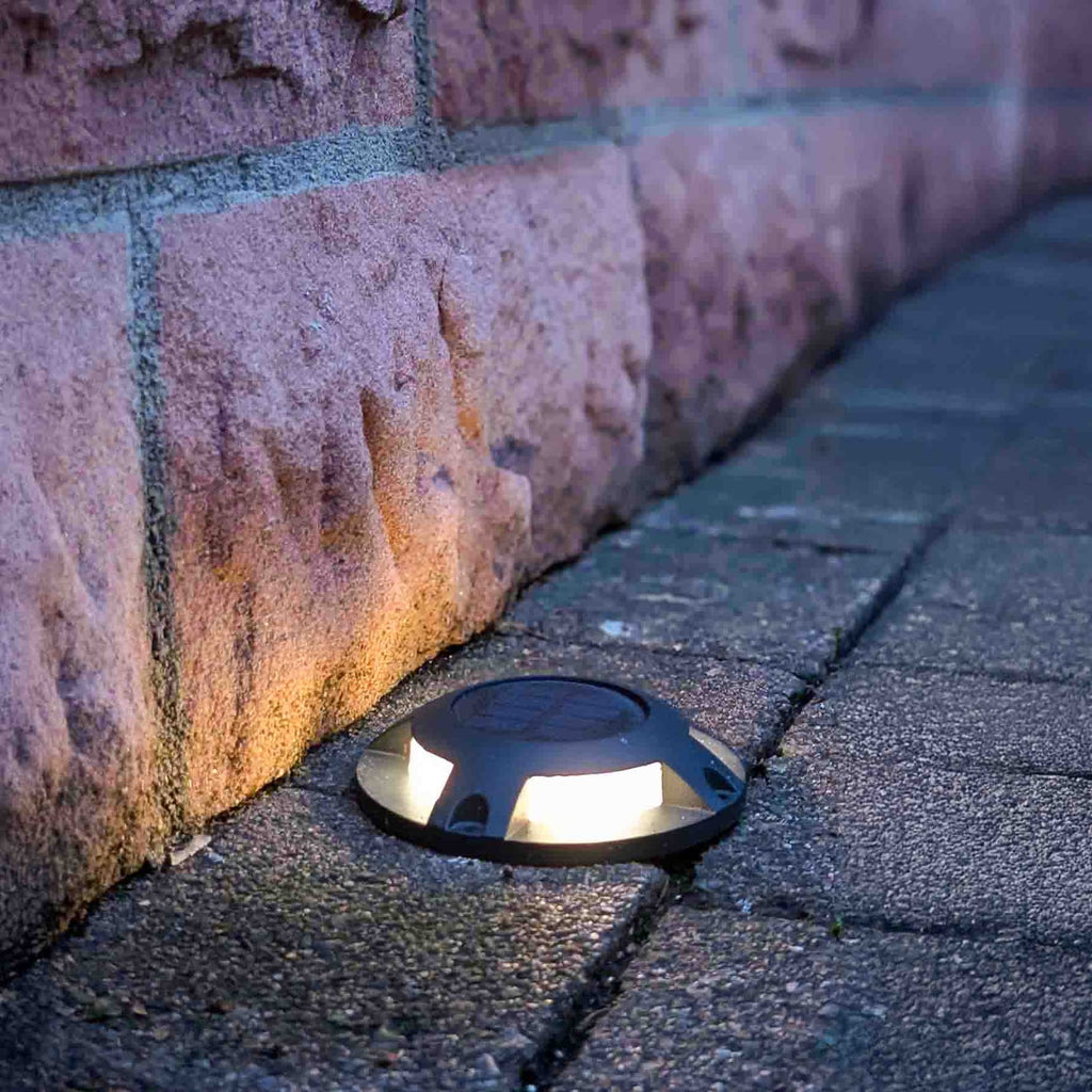 LED solcelle bakkespot Selius antrasitt i bruk utendørs