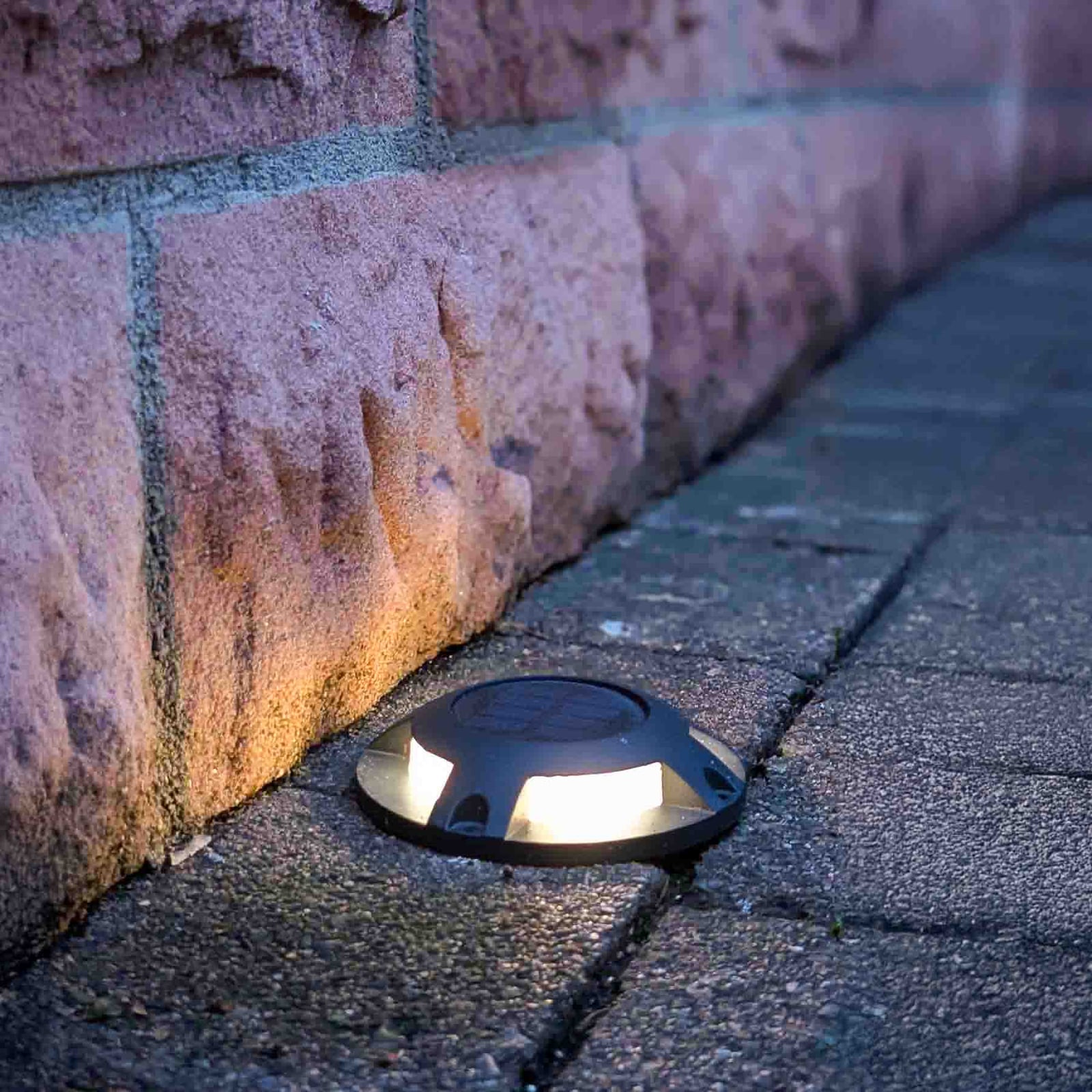 LED solcelle bakkespot Selius antrasitt i bruk utendørs