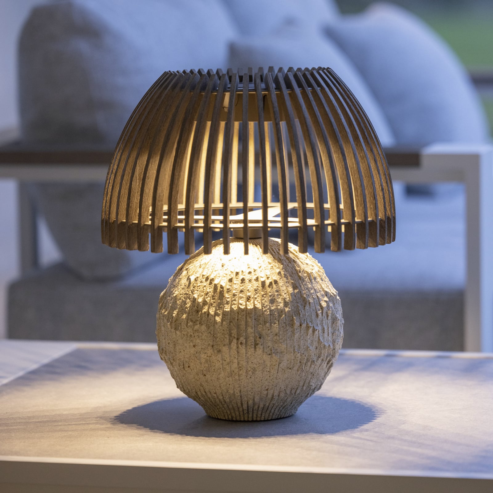 LED solcelle-bordlampe Alba granitt/teak dimbar IP66 forfra