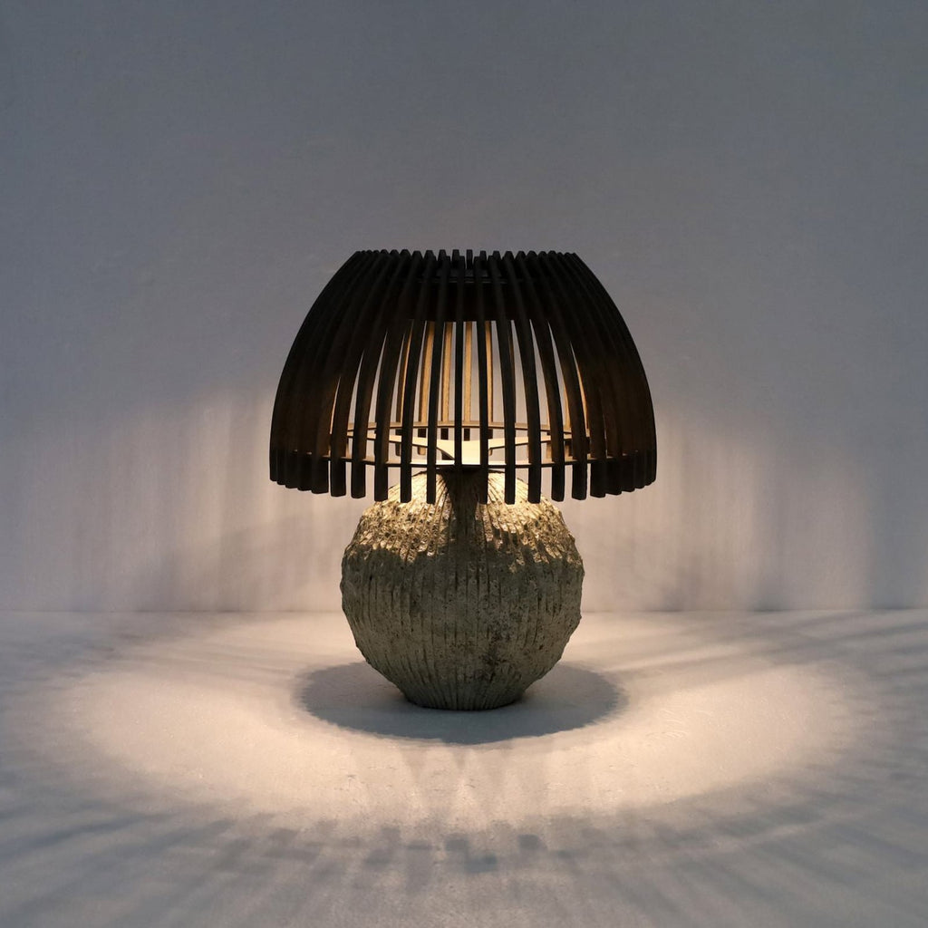 LED solcelle-bordlampe Alba granitt/teak dimbar IP66 montert på terrasse