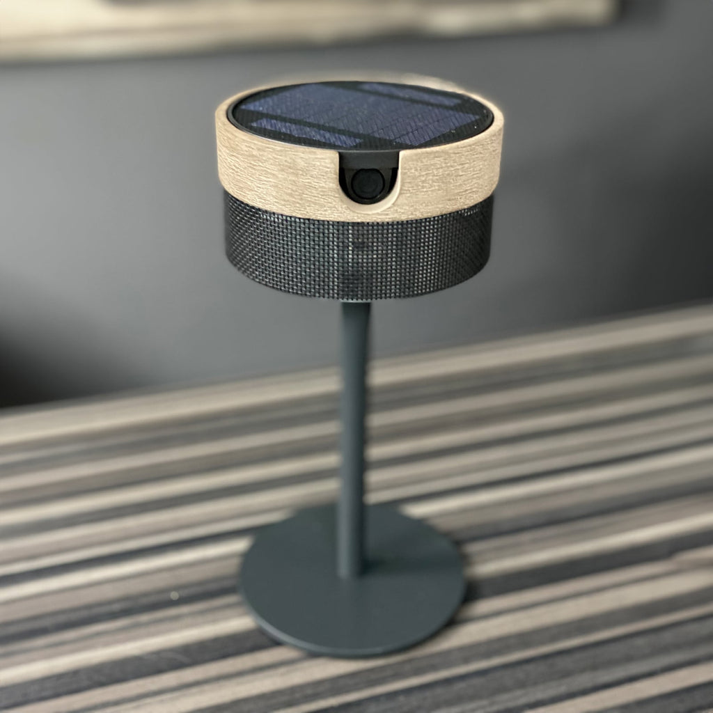 LED solcelle-bordlampe Bateak svart/teak forfra