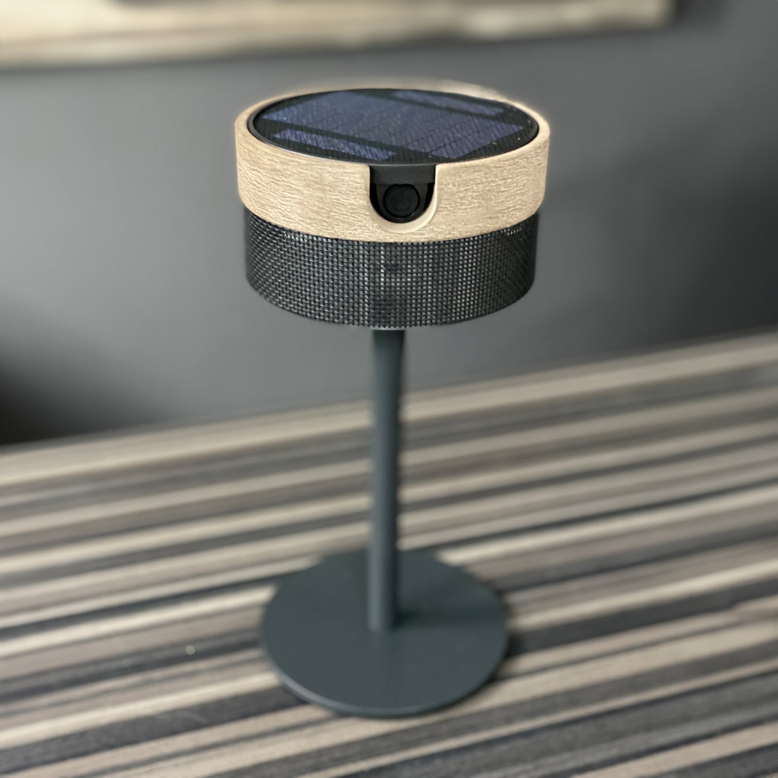 LED solcelle-bordlampe Bateak svart/teak forfra