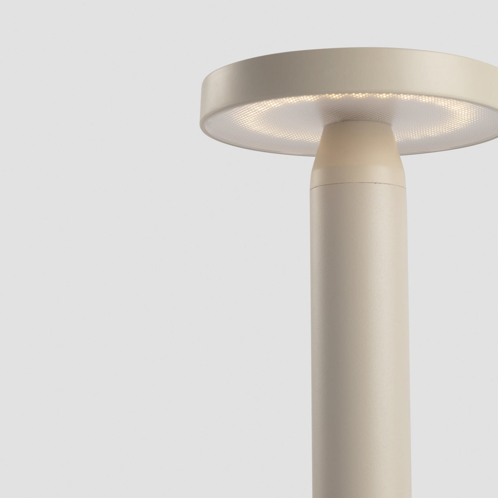Nærbilde av touch-dimmer på LED solcelle bordlampe Cairo dimbar beige IP44 Ø13 cm