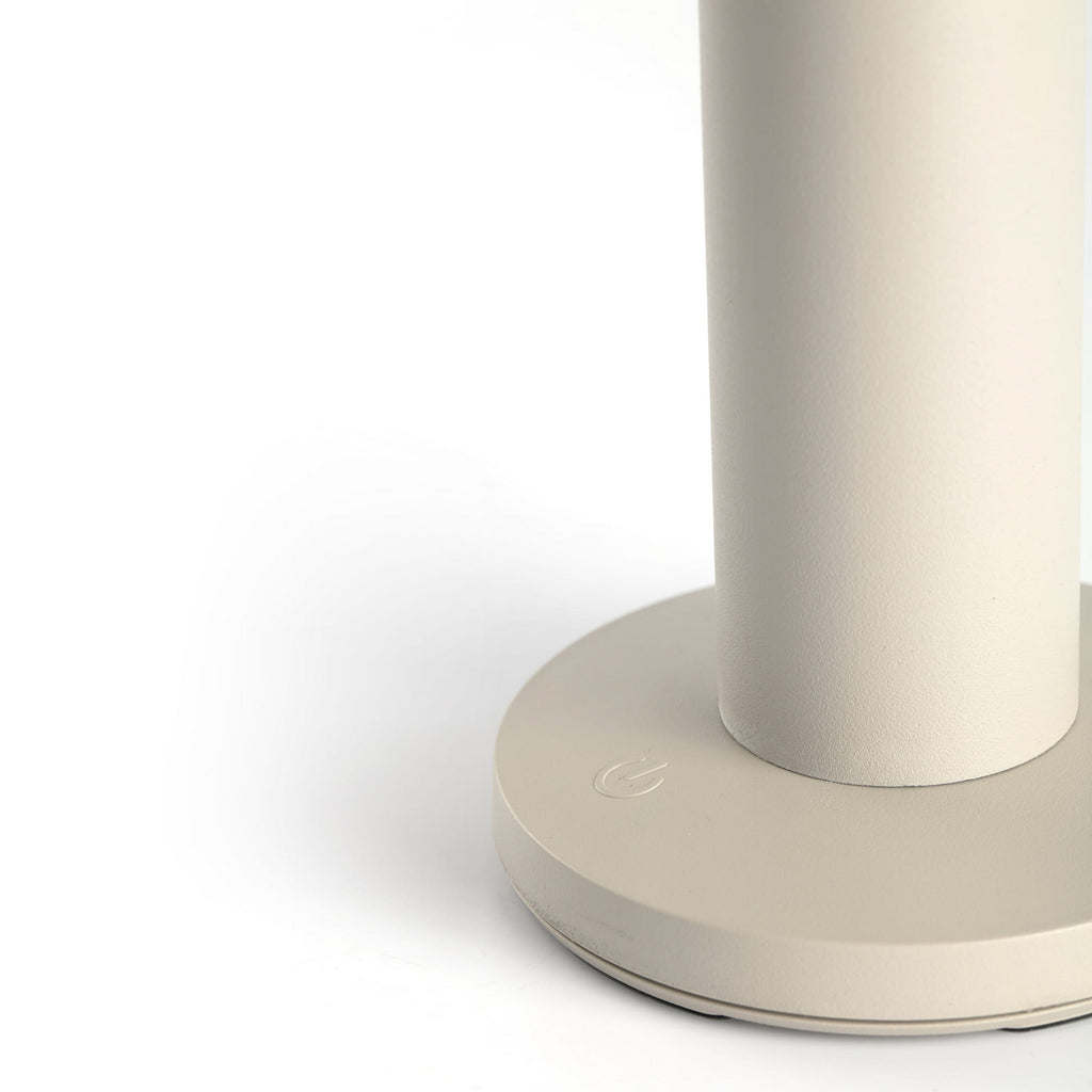 LED solcelle bordlampe Cairo dimbar beige IP44 Ø13 cm med USB-C ladeport