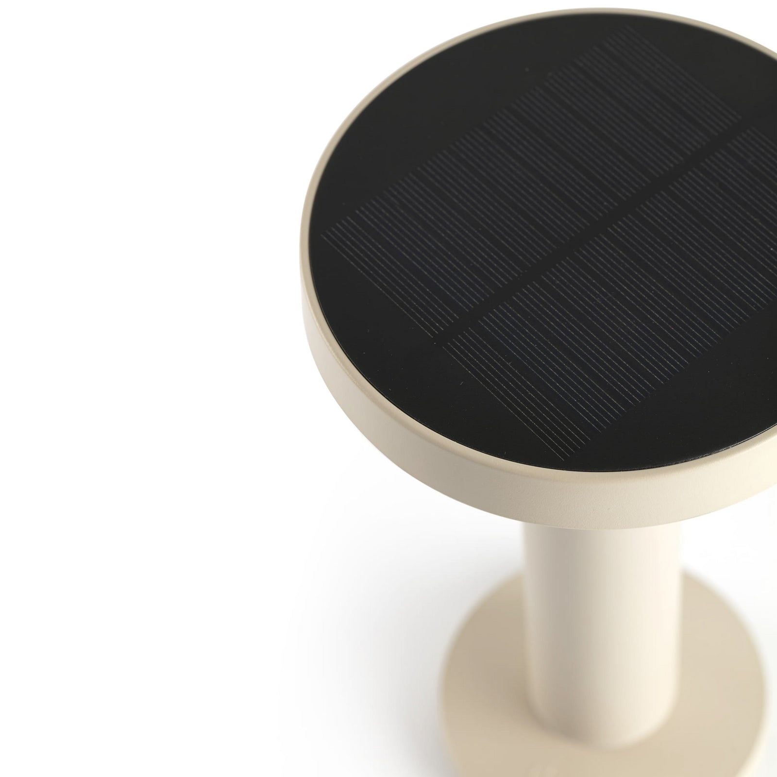 LED solcelle bordlampe Cairo dimbar beige IP44 Ø13 cm på terrasse