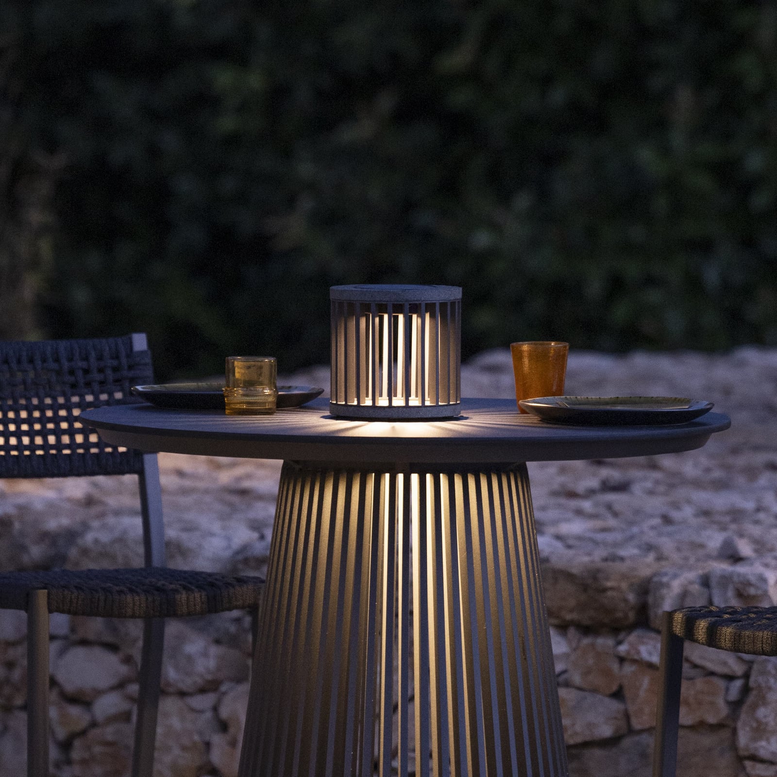 LED solcelle-bordlampe Halo aluminium/granitt grå IP66 bakside