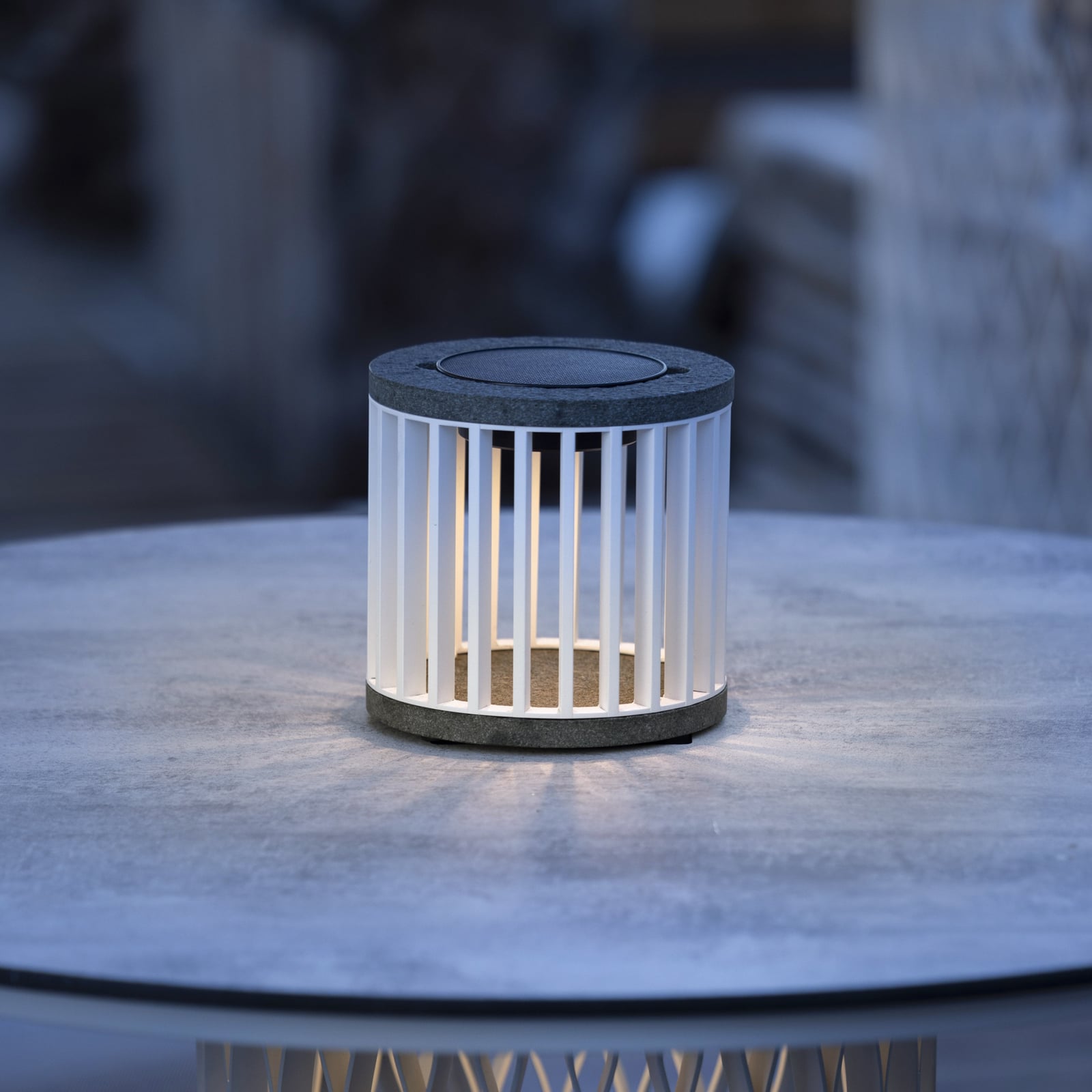 Detalj av LED solcelle-bordlampe Halo aluminium/granitt hvit IP66