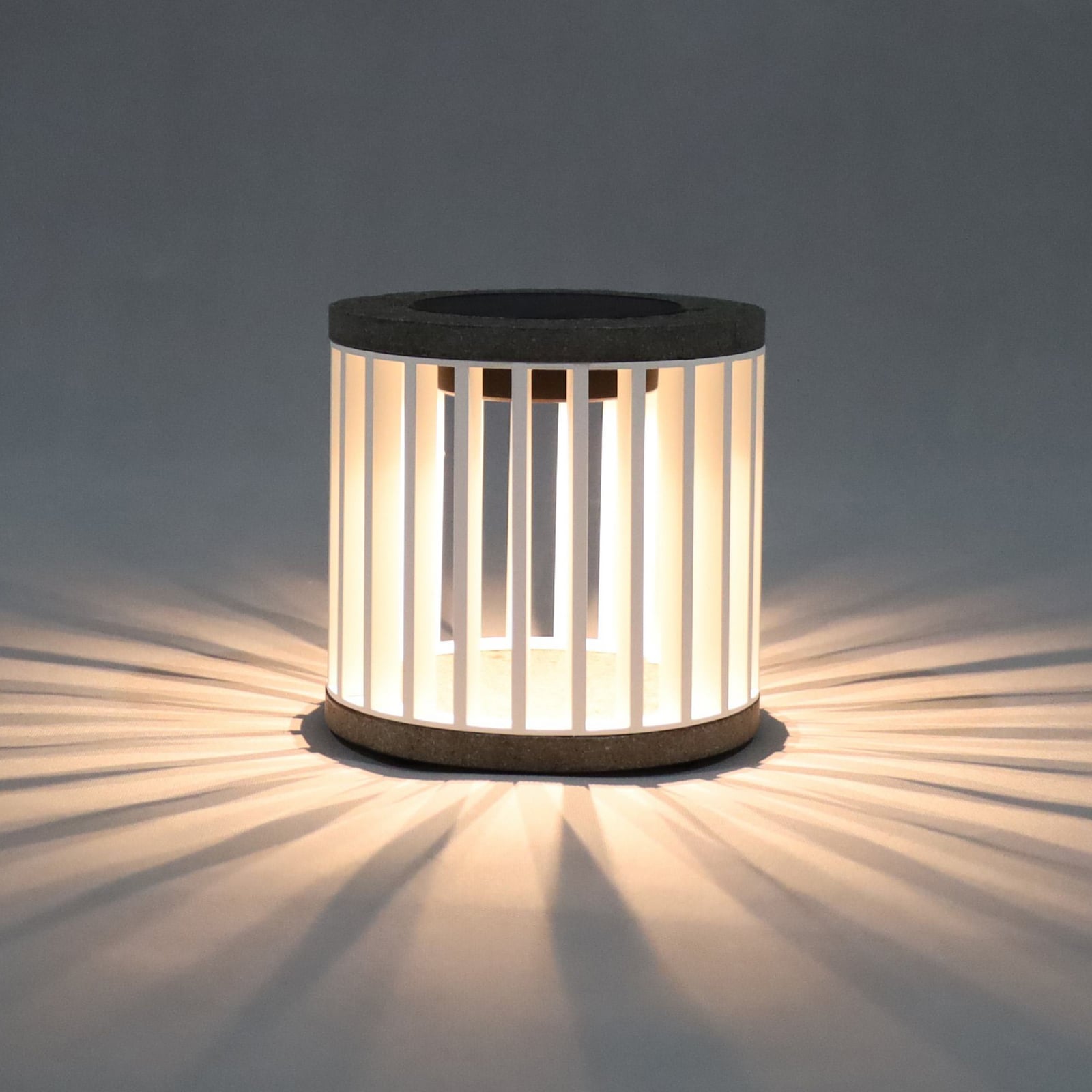 Nærbilde av LED solcelle-bordlampe Halo aluminium/granitt hvit IP66