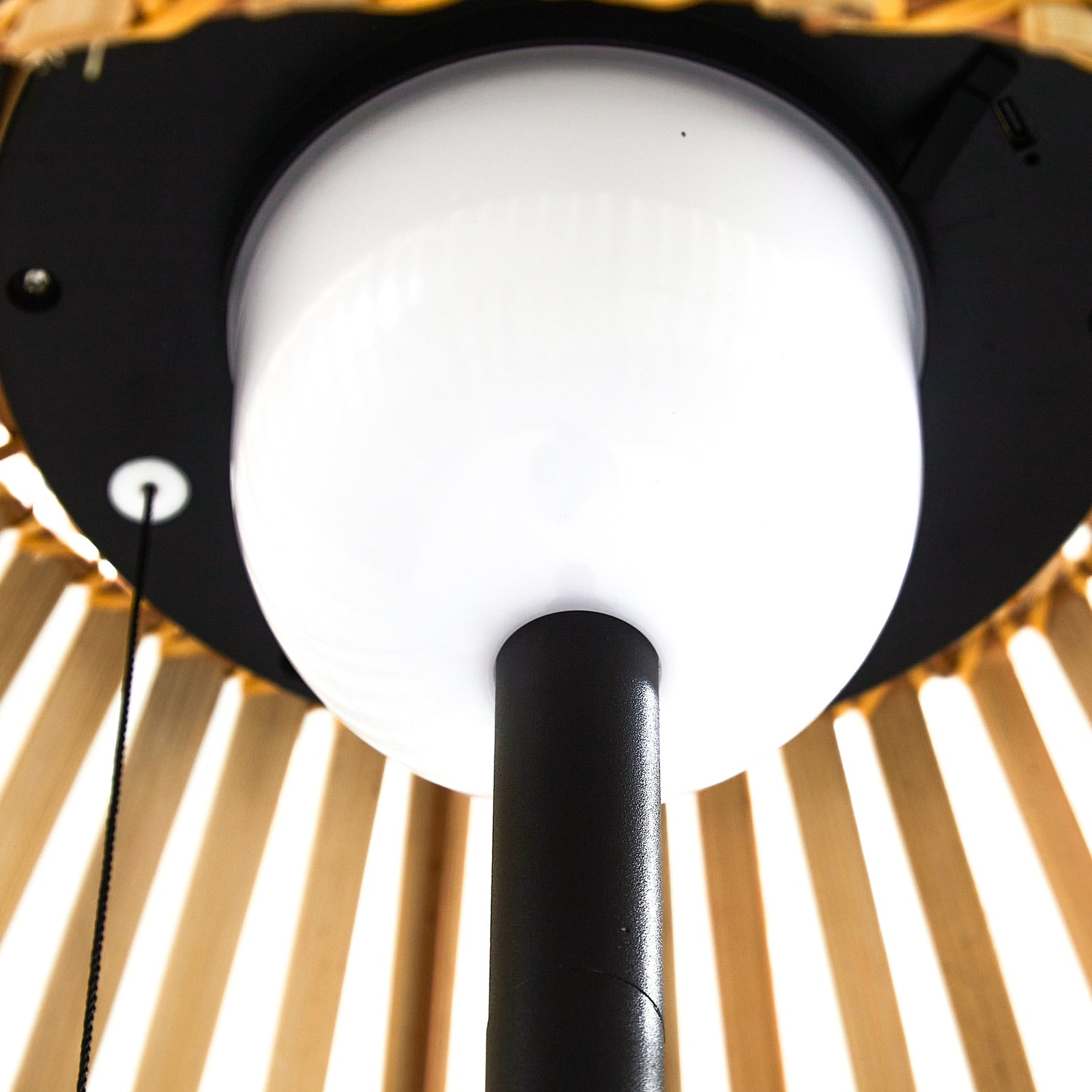 LED solcelle-gulvlampe Eligio bambus IP44 værbeskyttelse