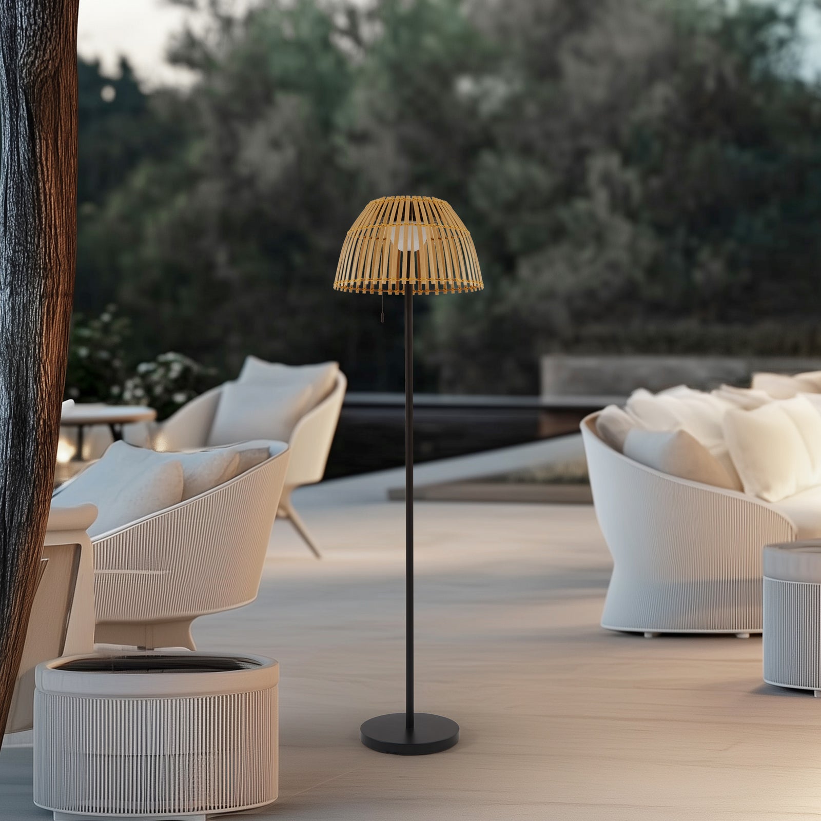 LED solcelle-gulvlampe Eligio bambus montert på terrasse