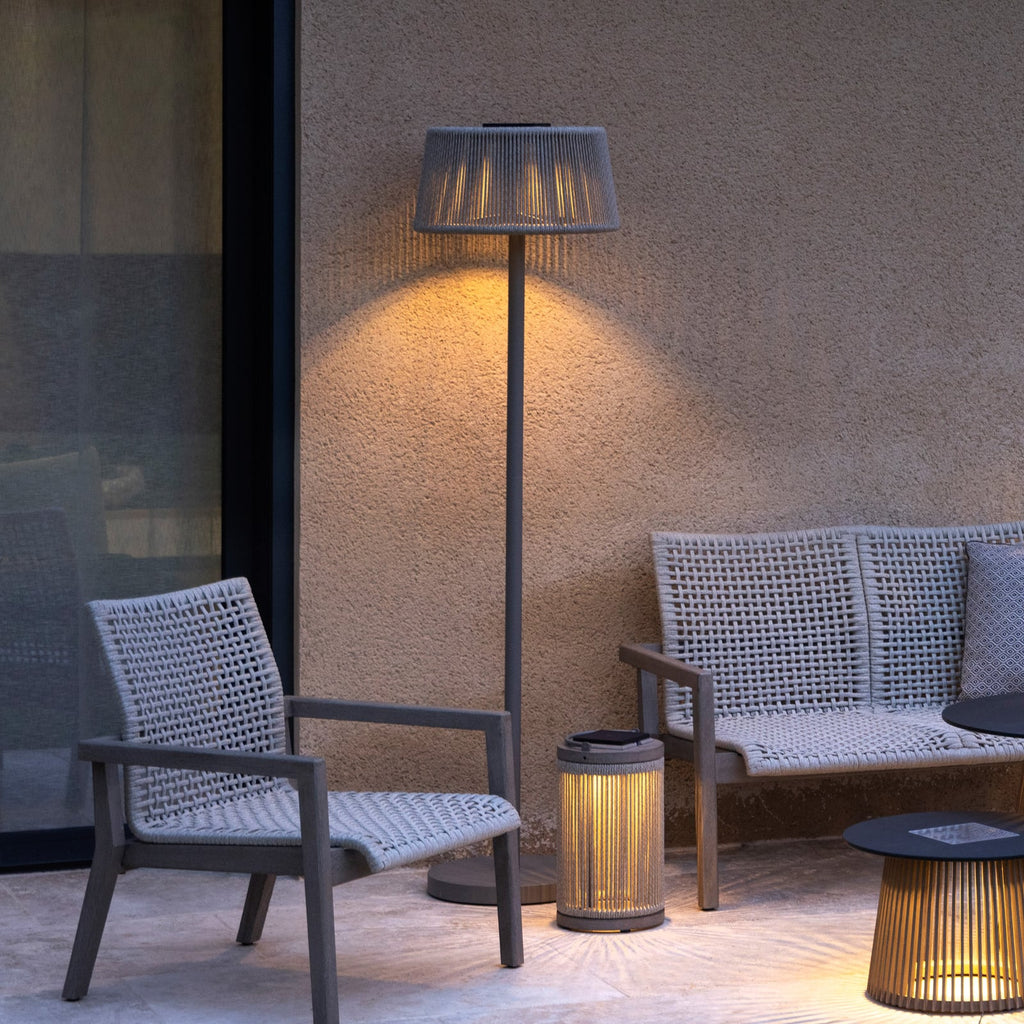 Detalj av flettet tau på LED solcelle-gulvlampe Rop&Strip