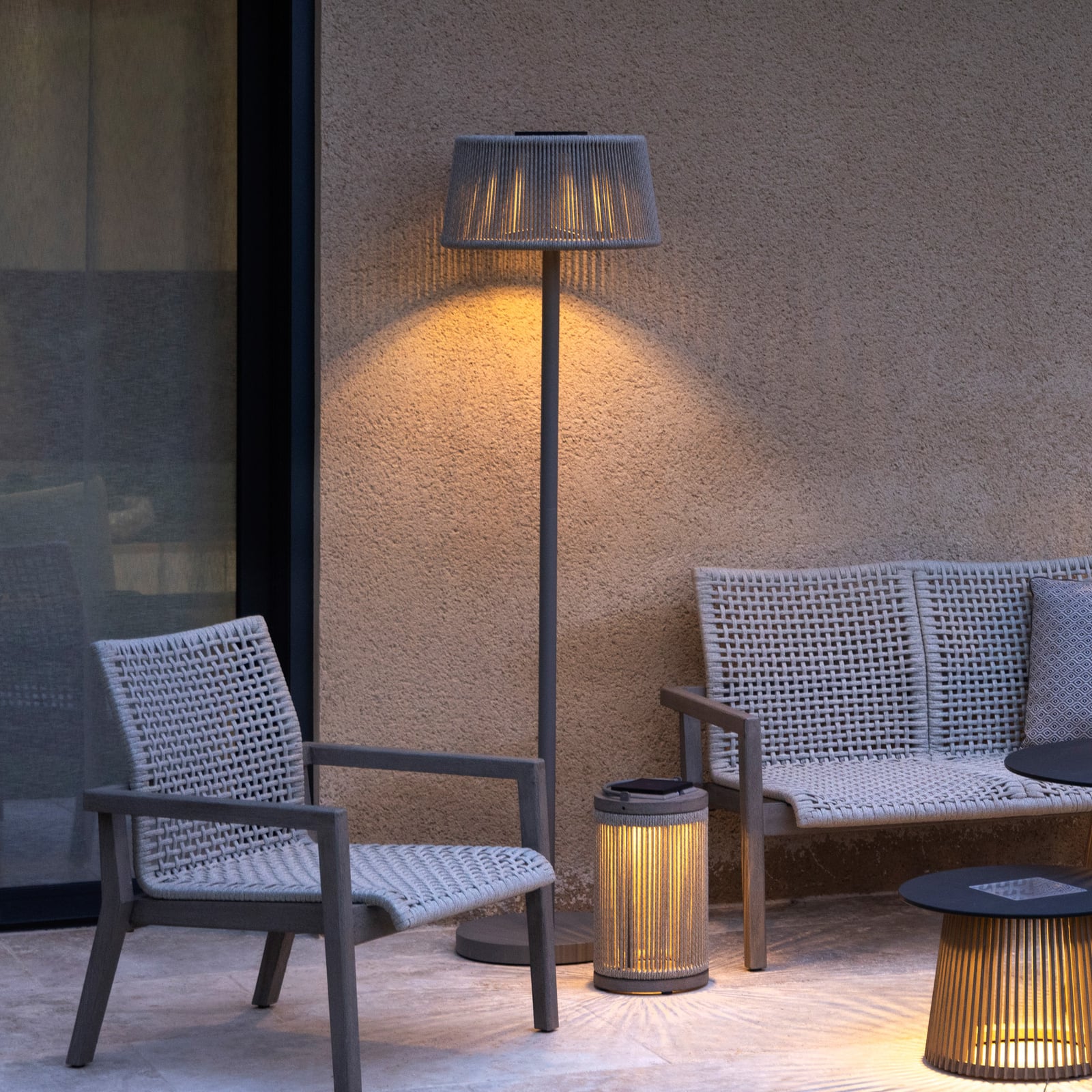 Detalj av flettet tau på LED solcelle-gulvlampe Rop&Strip