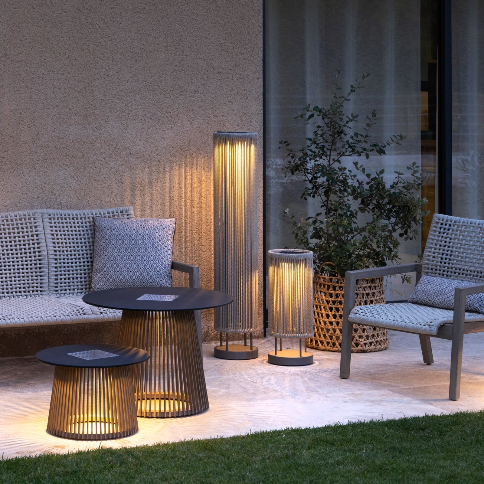 Nærbilde av dimmer på LED solcelle gulvlampe Rop&Strip dimbar H120 cm