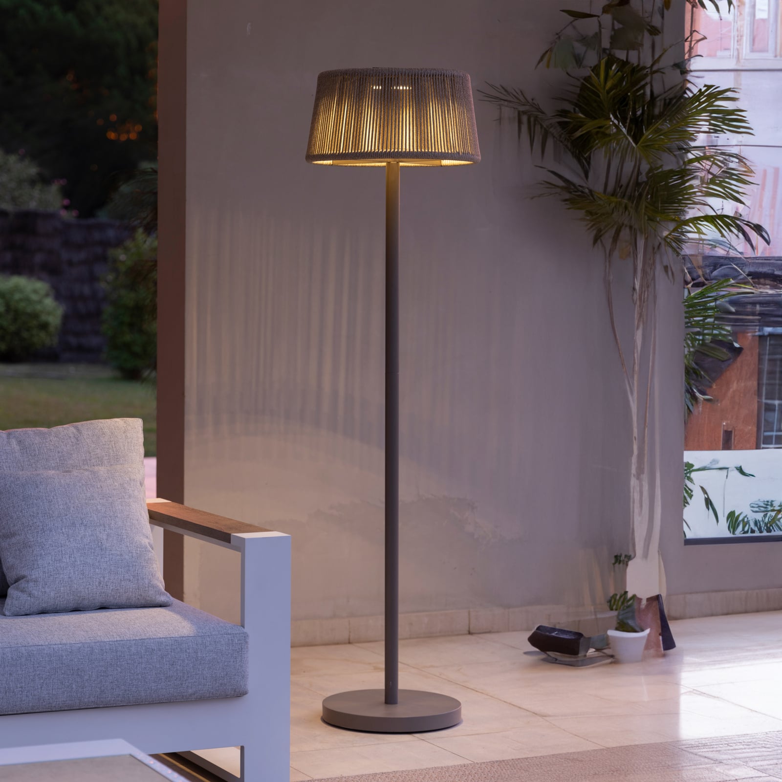LED solcelle-gulvlampe Rop&Strip forfra med justerbar høyde