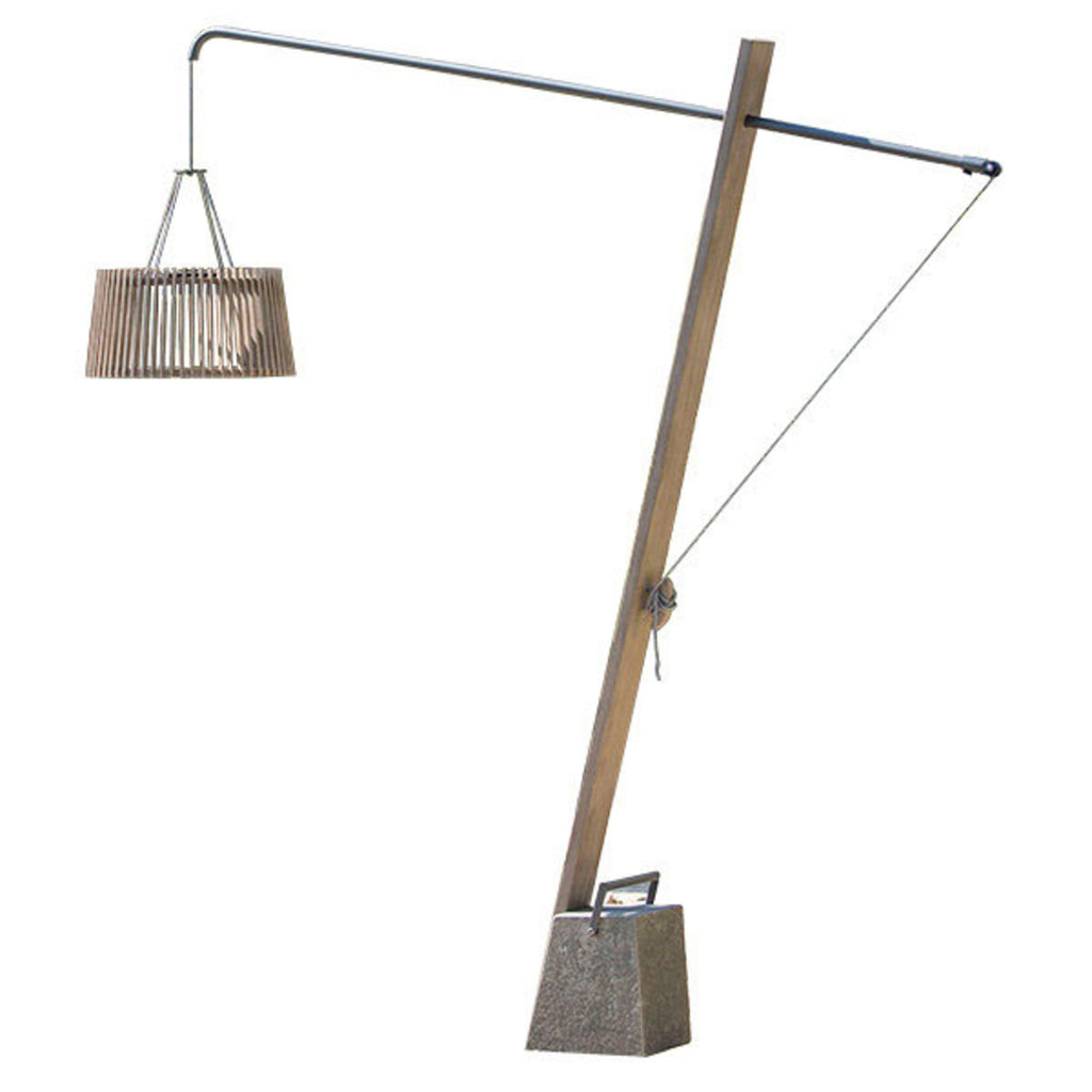 Montert LED solcelle-gulvlampe Skaal teak med bevegelsessensor IP55 på terrasse