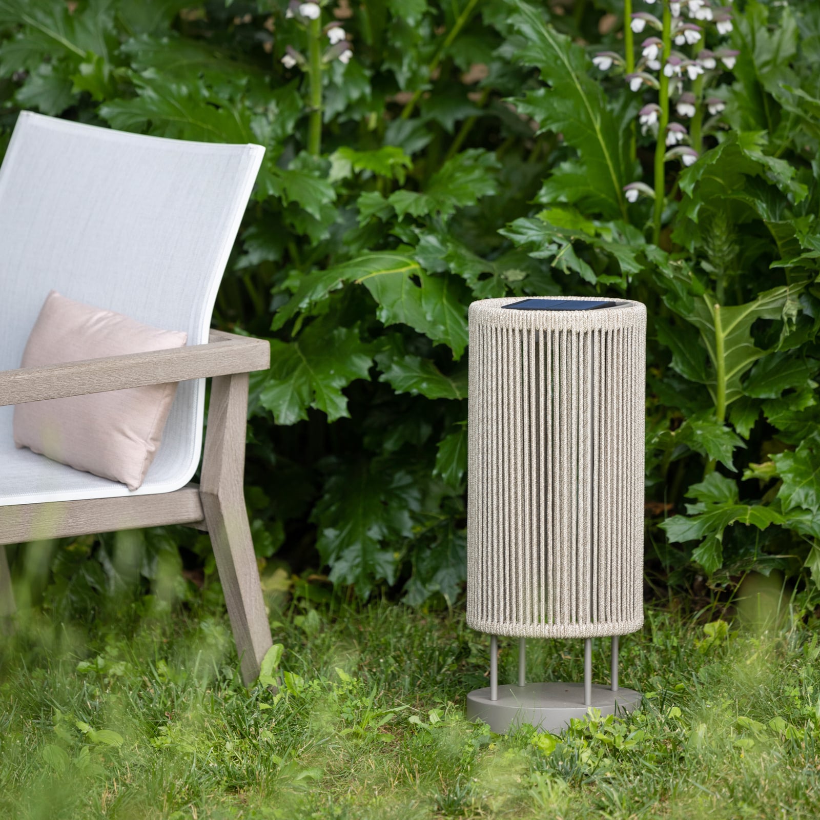 Nærbilde av teakdetaljer på LED solcelle-gulvlykt Rop&Strip