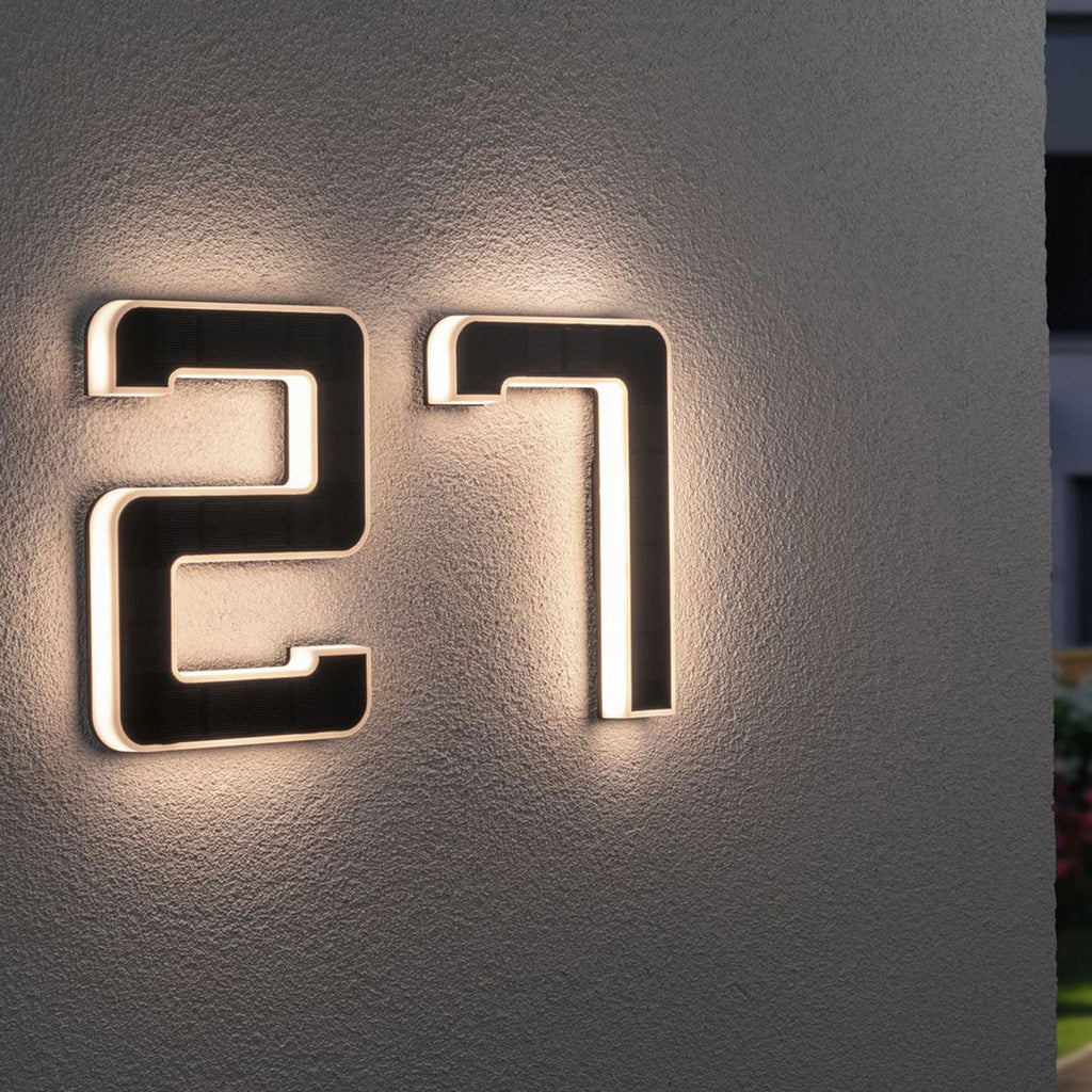 Montert LED solcelle-husnummer 8 svart plast IP44 varmhvit på vegg