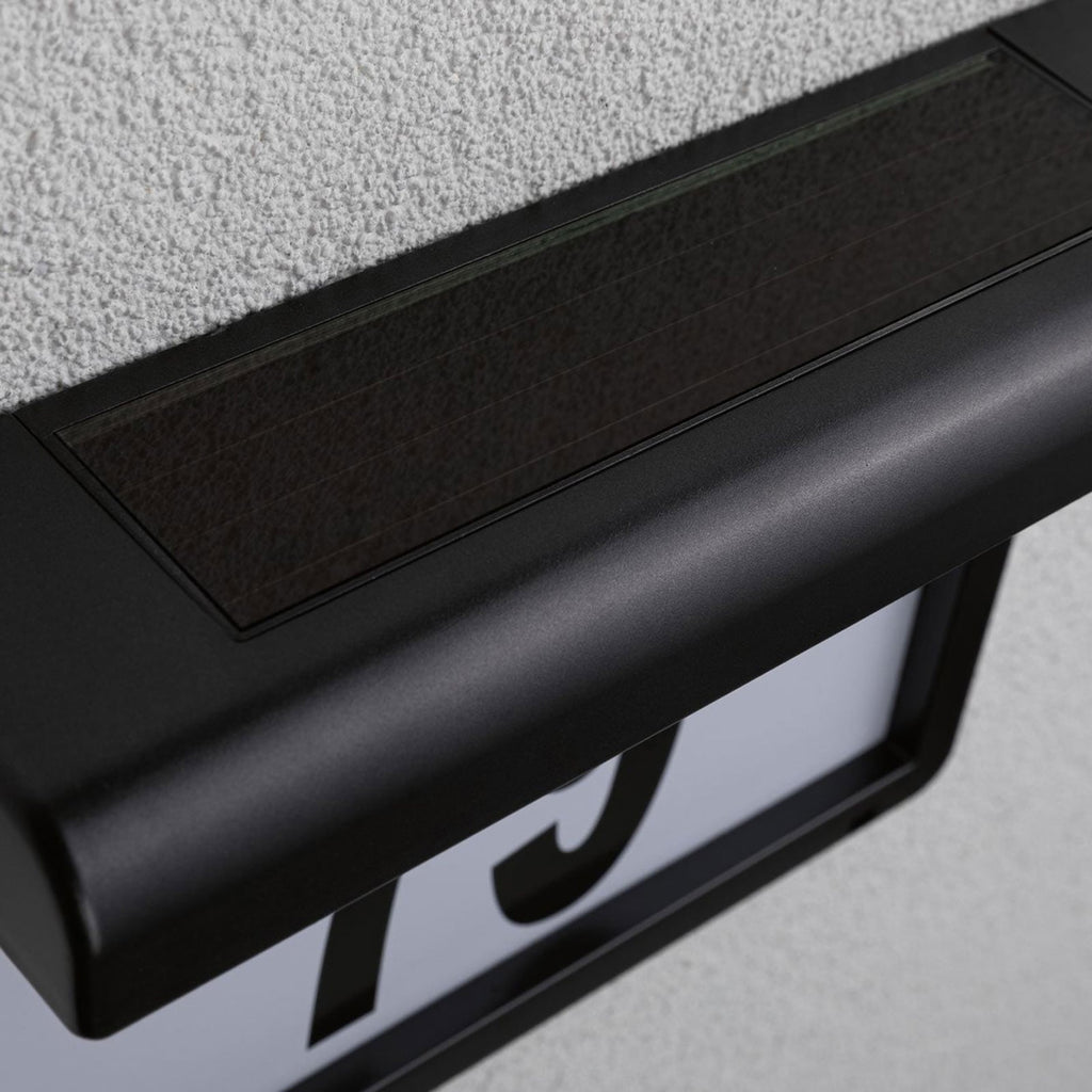 Nærbilde av solcellepanel på Dayton svart IP44 lampe