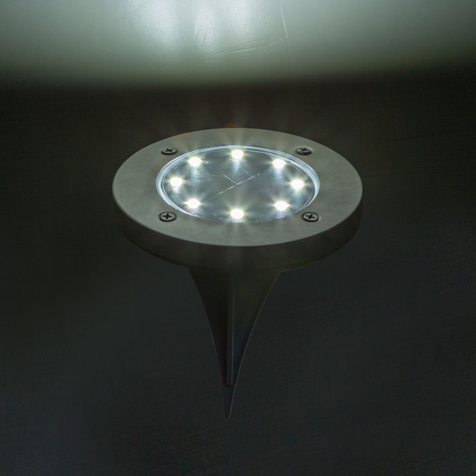 LED solcelle jordspydlampe svart 2-pk Ø11,8 cm montert i hage