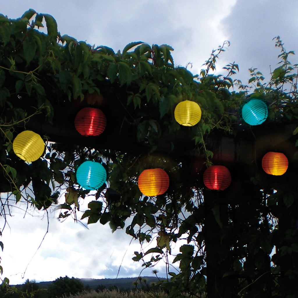 Detalj av LED solcelle-lyslenke med 10 fargerike lampiongs IP44 STAR TRADING