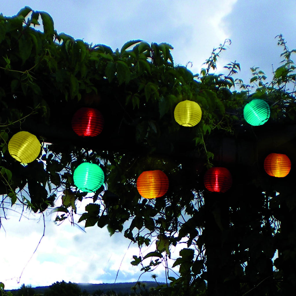LED solcelle-lyslenke med 10 fargerike lampiongs IP44 STAR TRADING montert utendørs