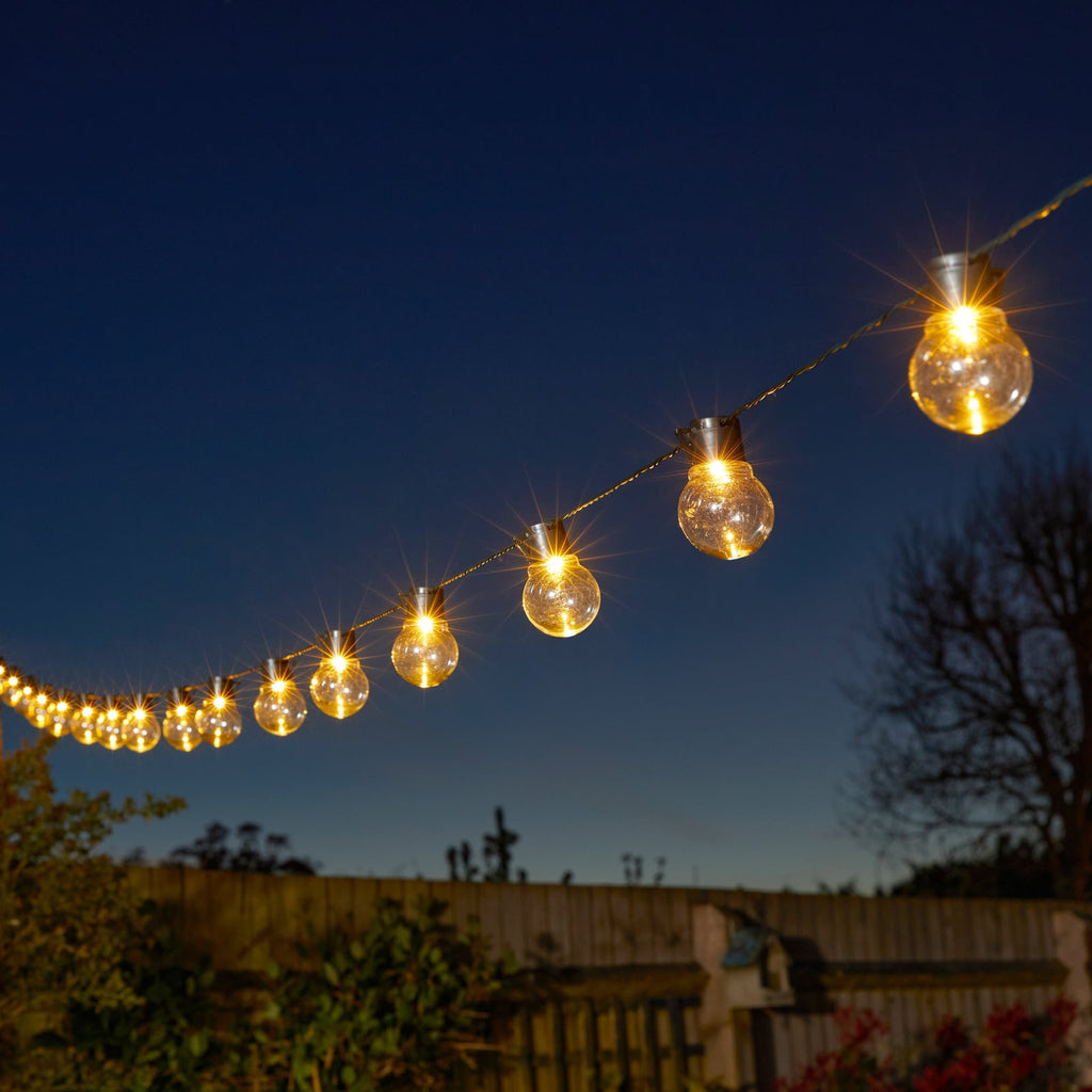 LED solcelle-lyslenke GloBulb 20 lys plast IP44 detalj av plastkuler