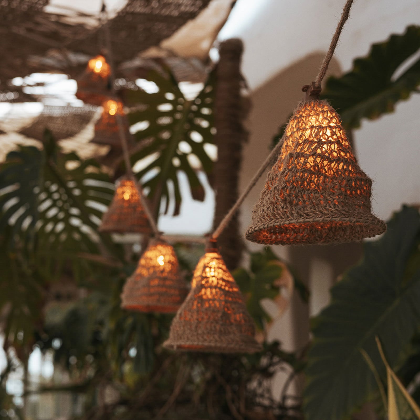 LED solcelle-lyslenke Maro jute trefarget 800 cm IP44 bakside