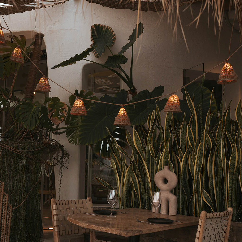 Montert LED solcelle-lyslenke Maro jute trefarget 800 cm IP44 på terrasse