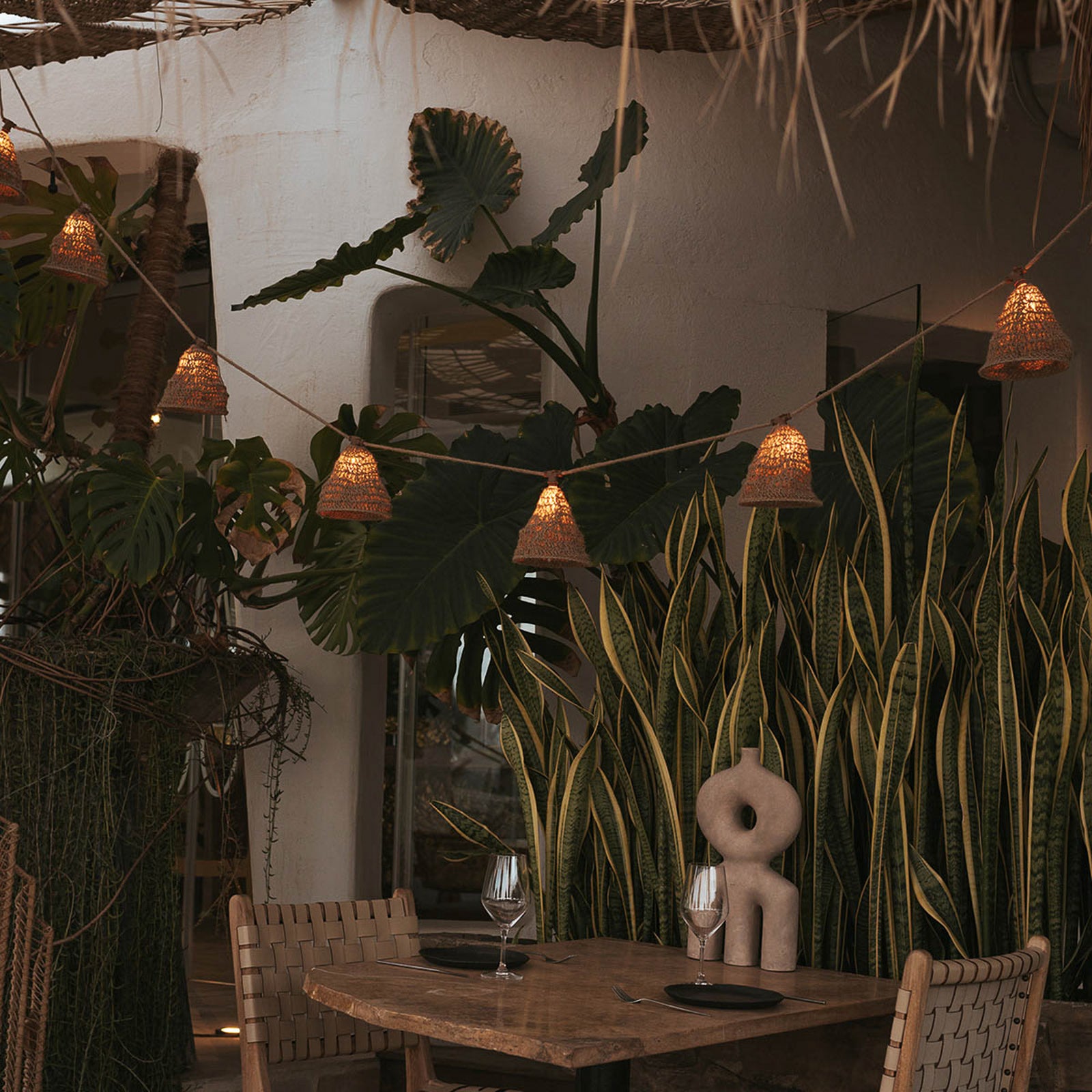 Montert LED solcelle-lyslenke Maro jute trefarget 800 cm IP44 på terrasse