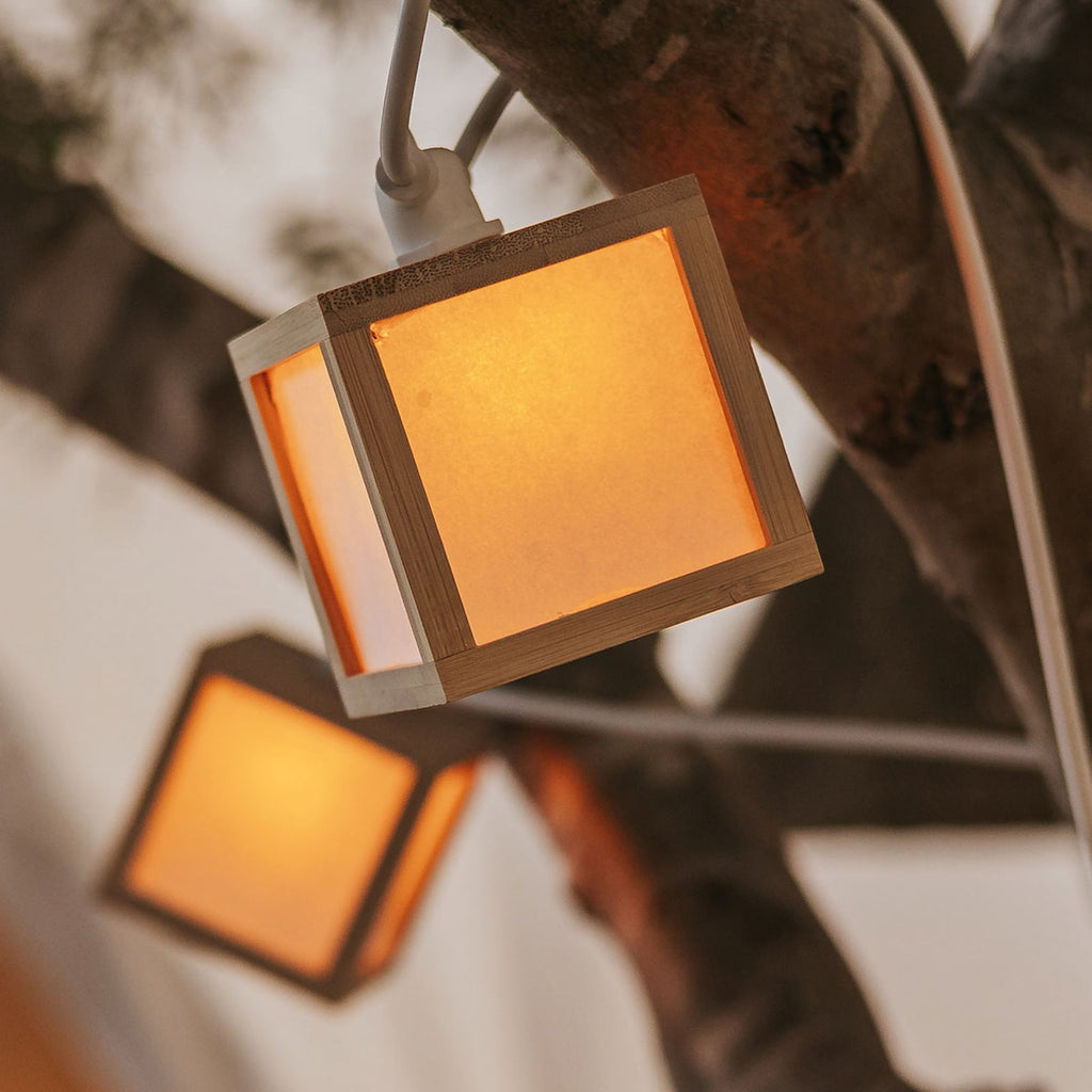 Solcellepanel og tilkobling på LED solcelle-lyslenke Vega bambus/hvit 800 cm IP44