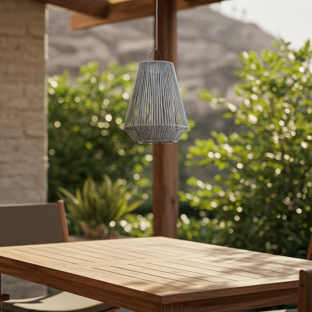 LED solcelle pendellampe Austas grå Ø32 cm dimbar IP54 montert på terrasse