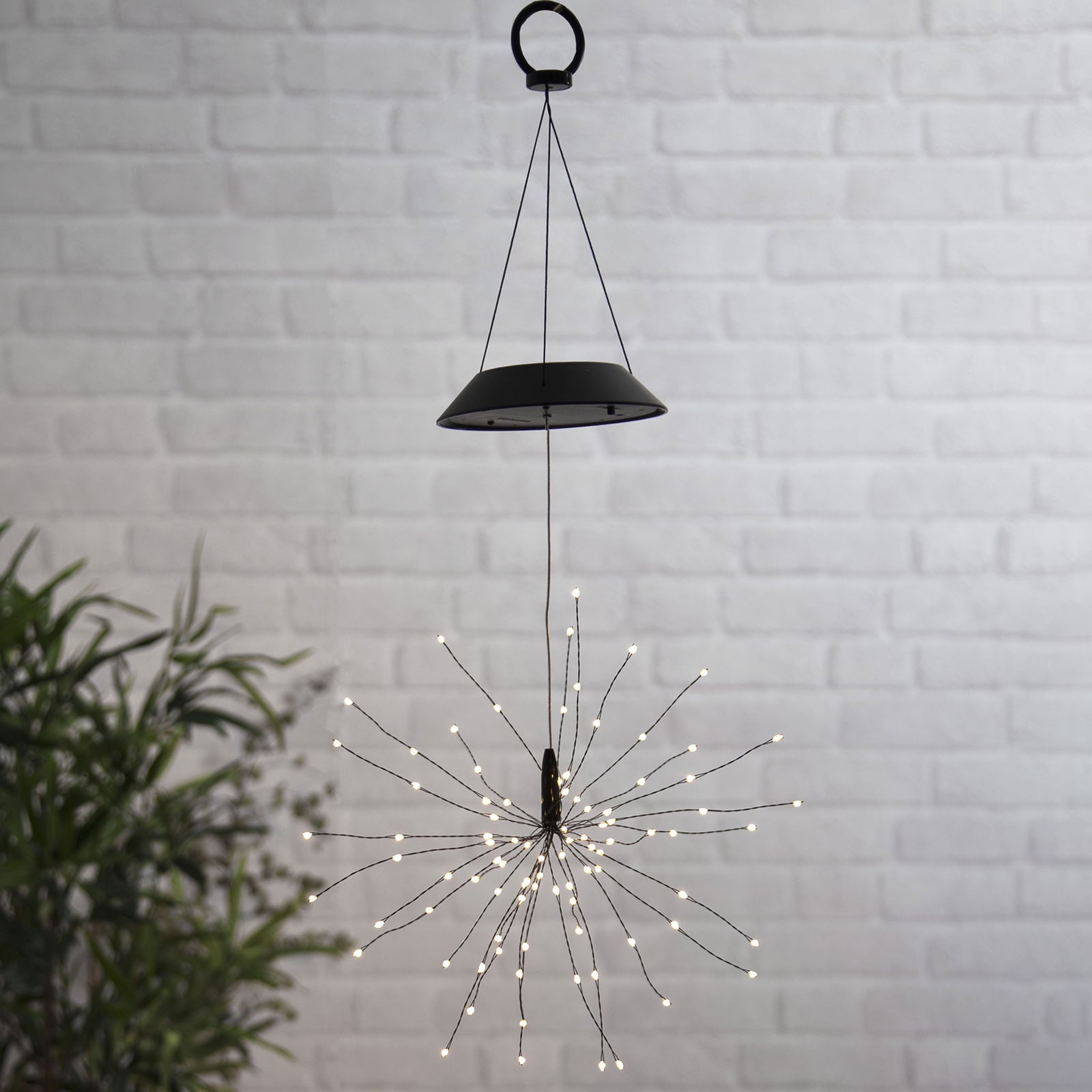 Detalj av LED solcelle pendellampe Firework Ø26 cm svart IP44