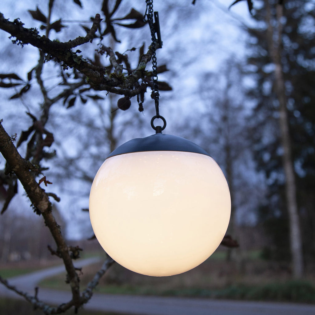 LED solcelle pendellampe Globus svart/hvit Ø20 cm IP44 forfra