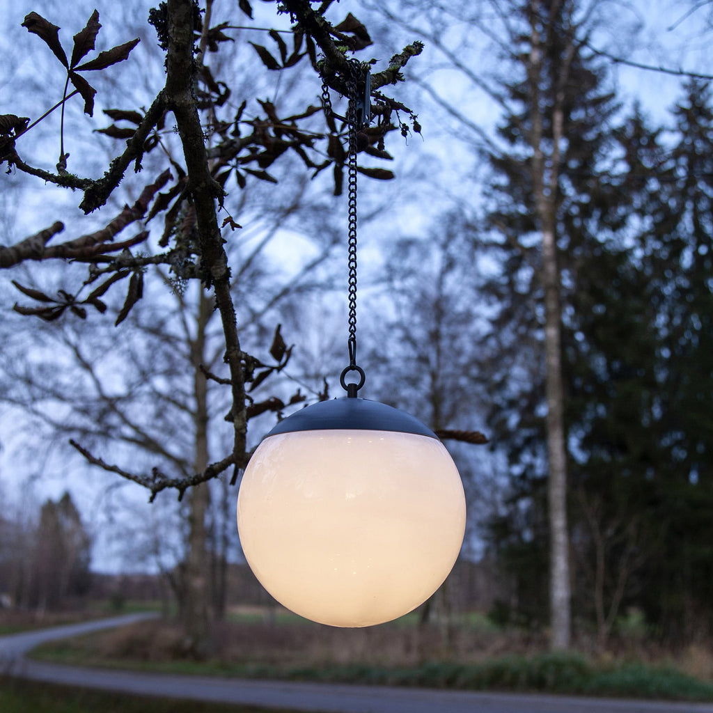 LED solcelle pendellampe Globus svart/hvit Ø20 cm IP44 bakside