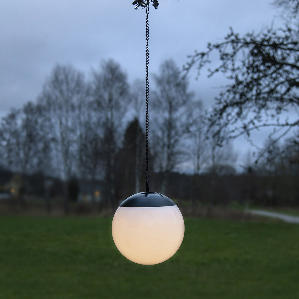 Detalj av LED solcelle pendellampe Globus svart/hvit Ø20 cm IP44
