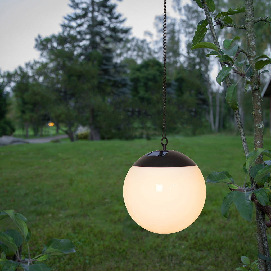 LED solcelle pendellampe Globus svart/hvit Ø20 cm IP44 montert utendørs