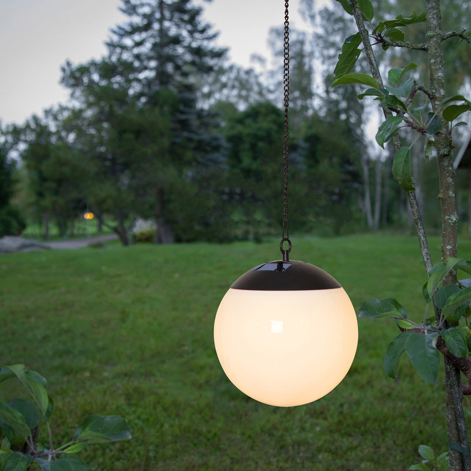 LED solcelle pendellampe Globus svart/hvit Ø20 cm IP44 montert utendørs