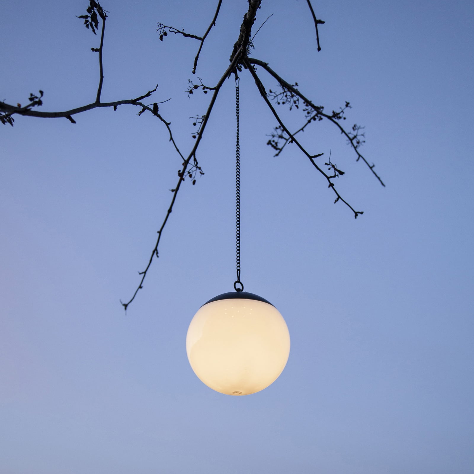 Nærbilde av LED solcelle pendellampe Globus svart/hvit Ø20 cm IP44