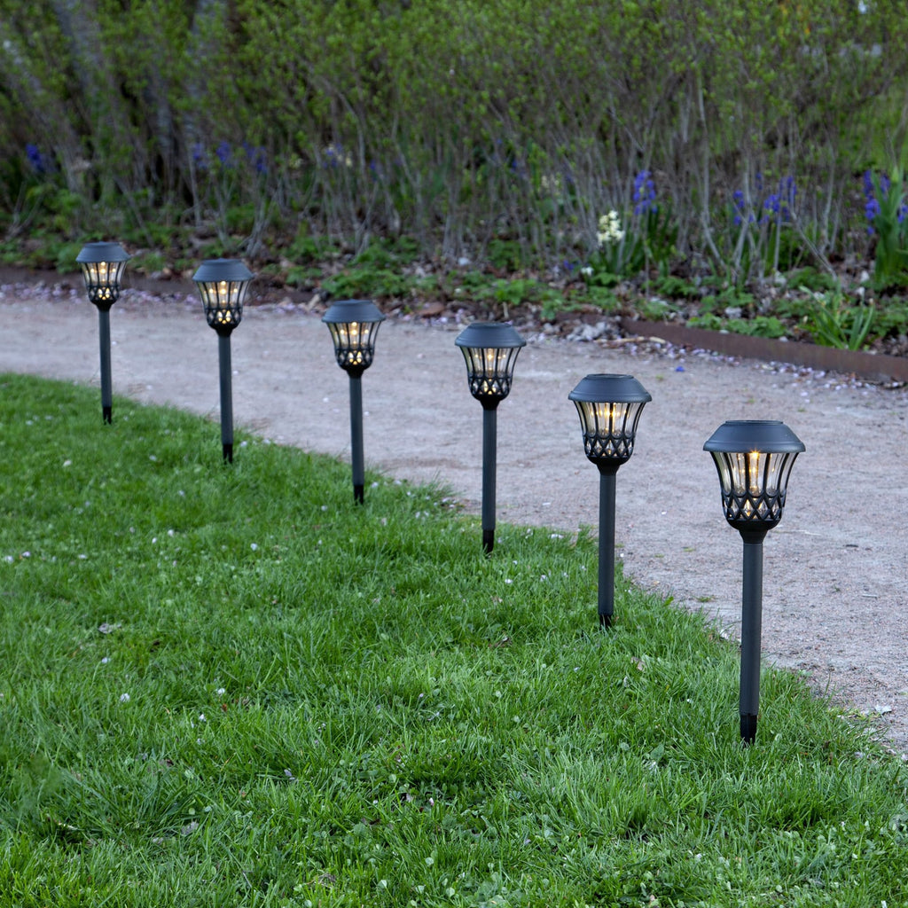 LED solcelle spydlampe Lace svart 31 cm montert i hagen