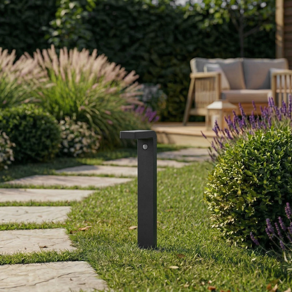 LED solcelle sti-lampe Aurino svart 75 cm montert i hage