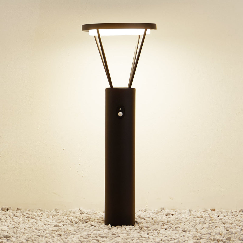 Detaljbilde av sensor på LED solcelle sti-lampe Elario svart